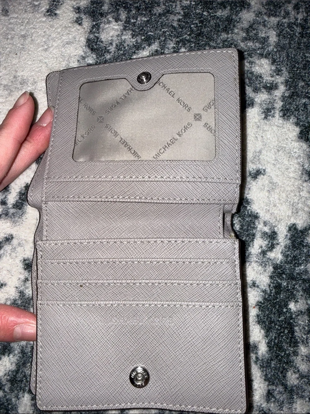 MICHAEL KORS Pebbled Leather Card Holder in Light Gray